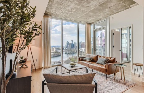 Rainey Street Historic District Apartment | Incredible View Of Downtown Walk To Rainey St