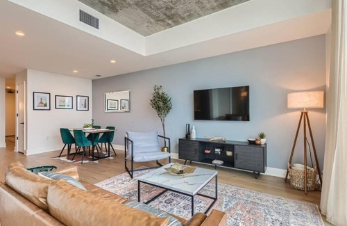 Rainey Street Historic District Apartment | Incredible View Of Downtown Walk To Rainey St