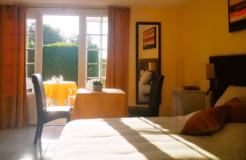 Basse-Normandie Hotel | Independent residence sleeps 32