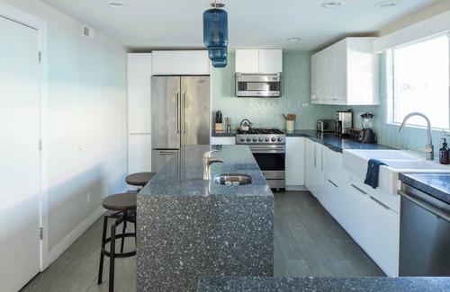 Crown Point Cottage | Indigo By Avantstay Sleek & Charming Home 2 Blks From Bay w/Hot Tub!