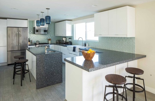 Crown Point Cottage | Indigo By Avantstay Sleek & Charming Home 2 Blks From Bay w/Hot Tub!