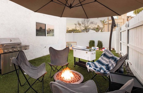 Crown Point Cottage | Indigo By Avantstay Sleek & Charming Home 2 Blks From Bay w/Hot Tub!