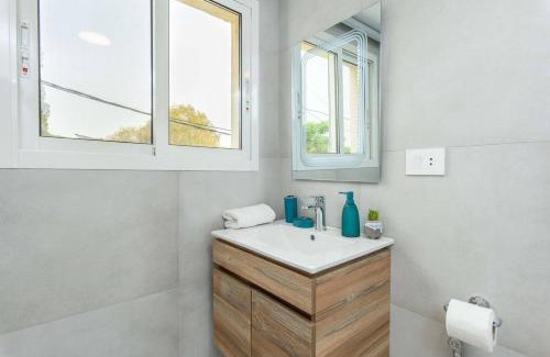 Aamchit Apartment | Indigo - Duplex 1-BR Apt with Terrace & Garden in Batroun