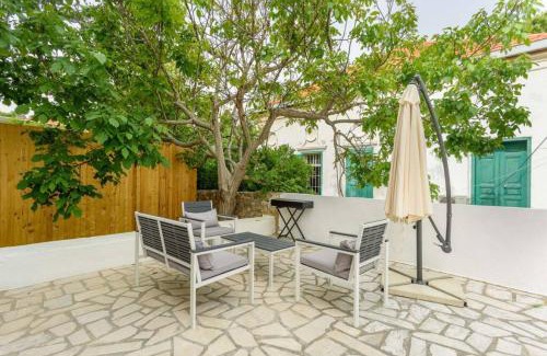 Aamchit Apartment | Indigo - Duplex 1-BR Apt with Terrace & Garden in Batroun