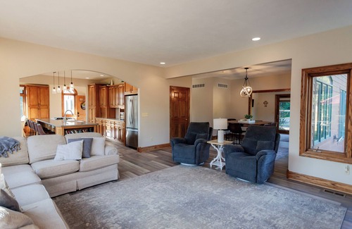 Linn Grove House | Indoor Gymnasium, Seasonal Pool, 7 Bedroom, Sleeps 25