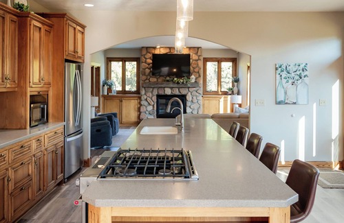 Linn Grove House | Indoor Gymnasium, Seasonal Pool, 7 Bedroom, Sleeps 25