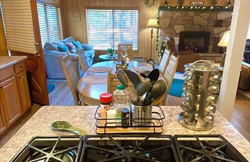 Pinetop Cabin | Indoor Outdoor Après Ski 4 Bdrm Pinetop Golf Cabin game areas & new 900ft deck.