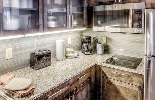 Columbus Apartment | Indoor Pool + 24 Hour Business Center | Studio Suite Only 1 Mile from OSU!