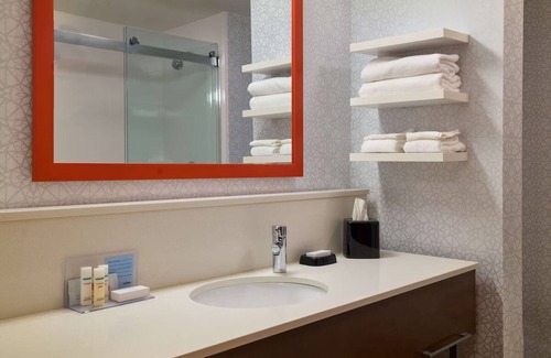 Smithfield Hotel | Indoor Pool + Free Breakfast – 10 Minutes to Downtown Providence