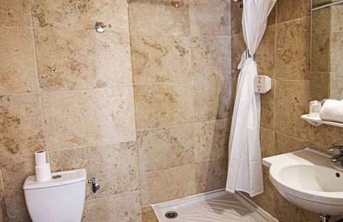 Six-Fours-les-Plages Hotel | Indulge in Home Like Comfort! Near Bonnegrace Beach! Pets Are Allowed!