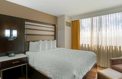 Baymeadows House | Indulge in Home Like Comfort! 4 Family-friendly Units, Onsite Pool, Free Parking