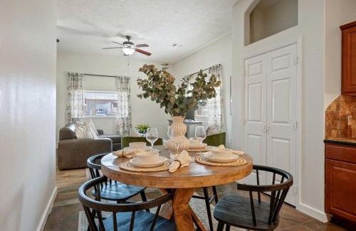 College Station House | Industrial-Chic Cottage Retreat with Outdoor Space Near Kyle Field & Easterwood Airport in Dr. College Station, Texas