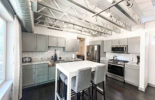 Pleasant Valley House | Industrial loft steps to main strip Minutes to GOGsn