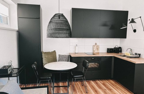 Friedrichstadt Apartment | Industrial Loft | Smart TV | High-Speed WiFi