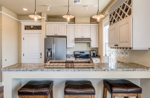 Blaine Apartment | “Inn on the Harbor” Stunning sunsets, centrally located, cozy getaway!