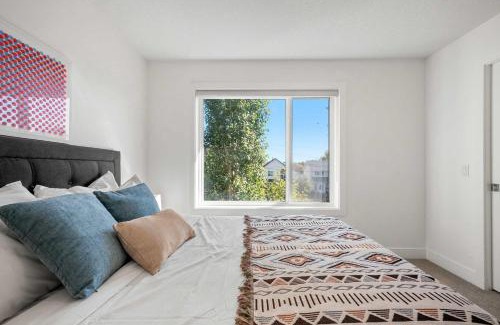 Bridgeland House | Inner-City Chic Urban Farmhouse 3 Bds and Ba