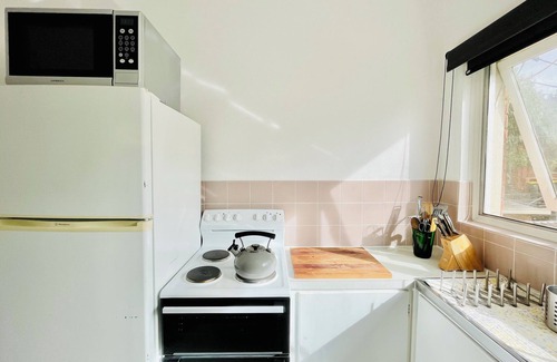 Lyneham Apartment | Inner North Retro Gem - Pet Friendly