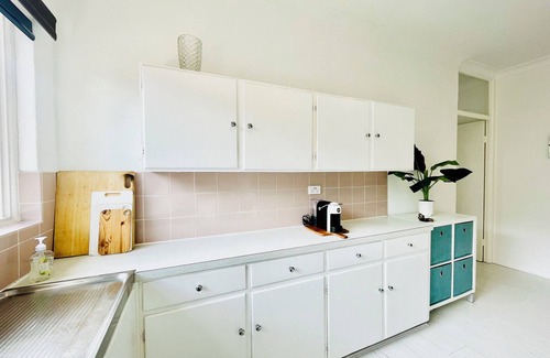 Lyneham Apartment | Inner North Retro Gem - Pet Friendly