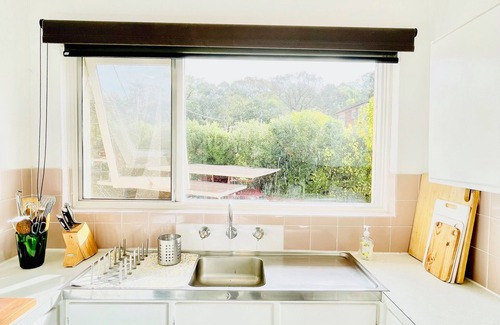 Lyneham Apartment | Inner North Retro Gem - Pet Friendly