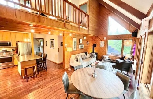 Alyeska House | Innsbruck House with mt. views, seclusion & just 1 block to Alyeska Ski Resort!