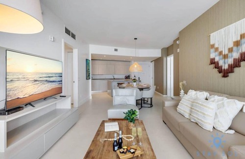 Hollywood South Central Beach Apartment | Insane Ocean View Balcony| Beachfront Resort+ Pool