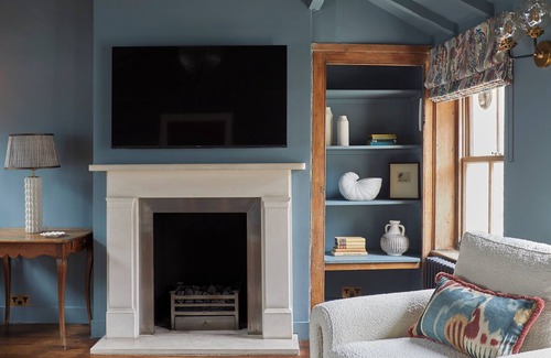 Chinatown House | Interior designed townhouse with A/C in the heart of vibrant Covent Garden