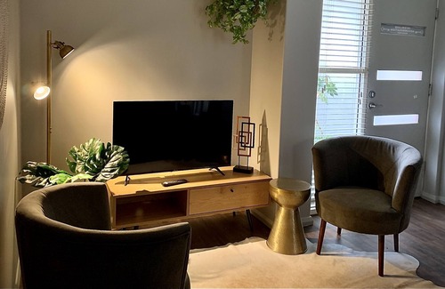 Bathurst Apartment | 'Interlude No. Four' - On the doorstep of Bathurst's CBD