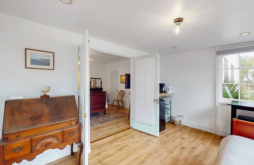 East Beach House | Intimate retreat 1 block to beach with Cal king bed & bonus sleeping room