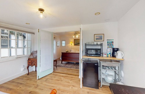East Beach House | Intimate retreat 1 block to beach with Cal king bed & bonus sleeping room