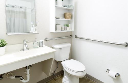 Central Newport News Hotel | InTown Suites Extended Stay Newport News VA - City Center