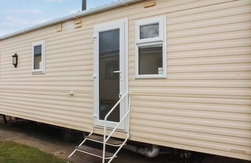 Caister-on-Sea House | Introducing the ABI Vista, a 2-bedroom caravan designed to accommodate up to 6 guests.