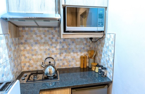 Parkwood Apartment | Inverter Backup; Parkwood 10min Walk to Rosebank