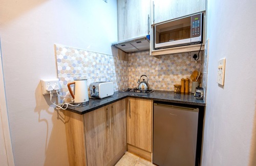 Parkwood Apartment | Inverter Backup; Parkwood 10min Walk to Rosebank