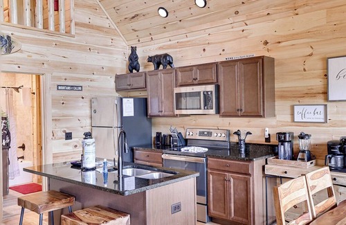 Pittman Center Cabin | Inviting 2- Bedroom Cabin w/Hot Tub