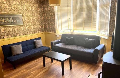 Runnymede House | Inviting 4-Bed House near Heathrow w Fireplace