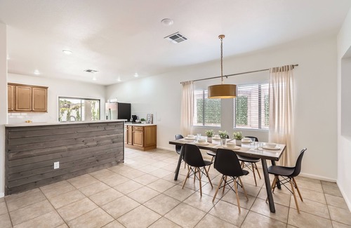 Casa Del Rey at Camino a Lago House | Inviting, Clean & Cozy Retreat: Relax & Refresh in the Hot Tub or Play Sports!