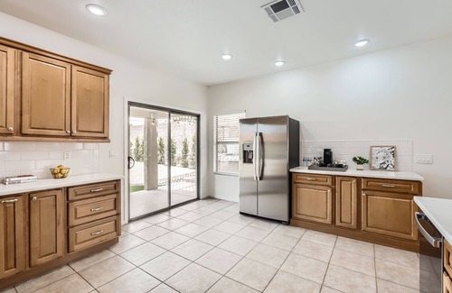 Casa Del Rey at Camino a Lago House | Inviting, Clean & Cozy Retreat: Relax & Refresh in the Hot Tub or Play Sports!