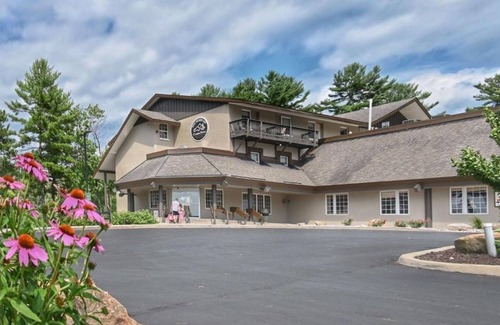Iron Mountain Hotel | Inviting Lodge with Family-Friendly Amenities - Near Local Attractions