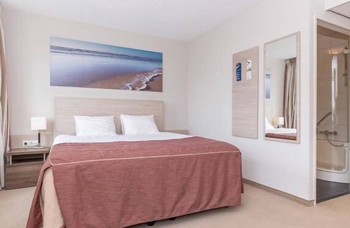 Kamperland Hotel | Inviting Room Near Nature Trails & Coastal Sites | Resort Access w/Free Parking