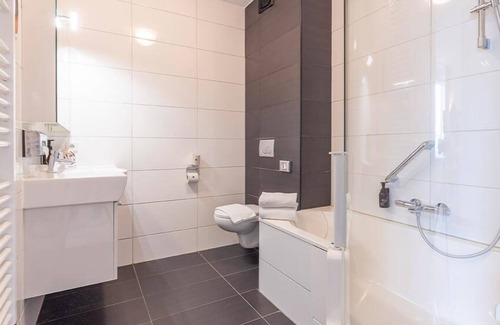 Kamperland Hotel | Inviting Room Near Nature Trails & Coastal Sites | Resort Access w/Free Parking