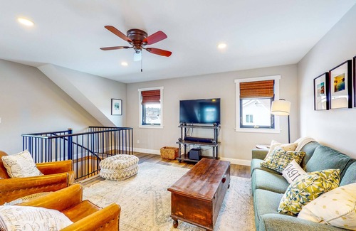 Belfast Apartment | Inviting waterfront home with full kitchen & deck