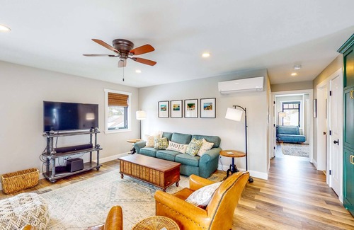 Belfast Apartment | Inviting waterfront home with full kitchen & deck