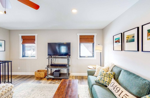 Belfast Apartment | Inviting waterfront home with full kitchen & deck