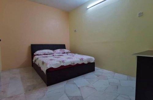 Ipoh House | IPOH Be-Shine TAMAN WANG 13-14pax Homestay with 6Bedrooms, 6Bathroom, 1Living, 1Dining, 1Kitchen with 3Parkings