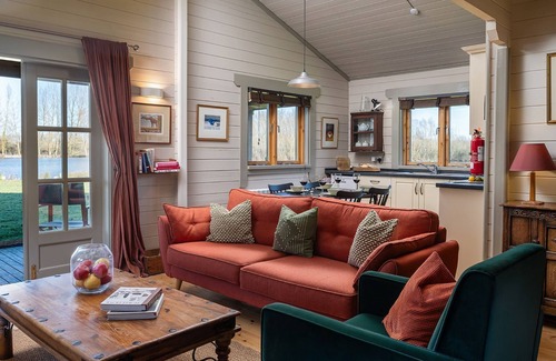 Ampney Crucis Cabin | Iris Lodge - sleeps 4 guests in 2 bedrooms