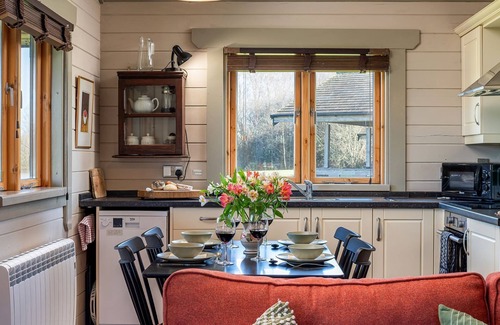 Ampney Crucis Cabin | Iris Lodge - sleeps 4 guests in 2 bedrooms