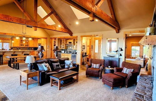 Redmond House | Ironstone Lodge - Luxury Living and Mountain Views