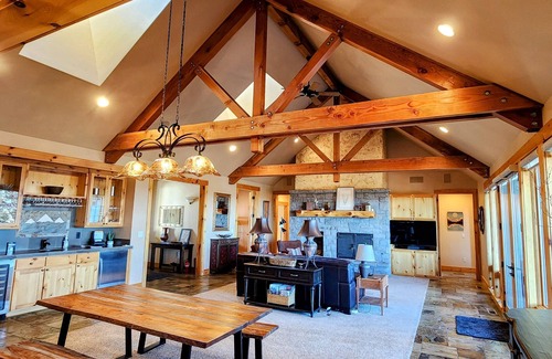 Redmond House | Ironstone Lodge - Luxury Living and Mountain Views