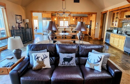 Redmond House | Ironstone Lodge - Luxury Living and Mountain Views