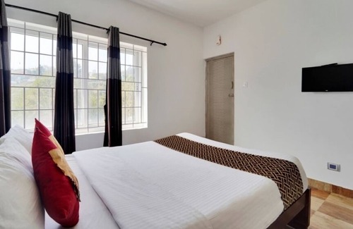 Lovedale Hotel | iROOMZ Rich Queen House Cottage